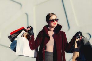 Versandkartons und Modeartikel als Symbol für Online-Modehandel
