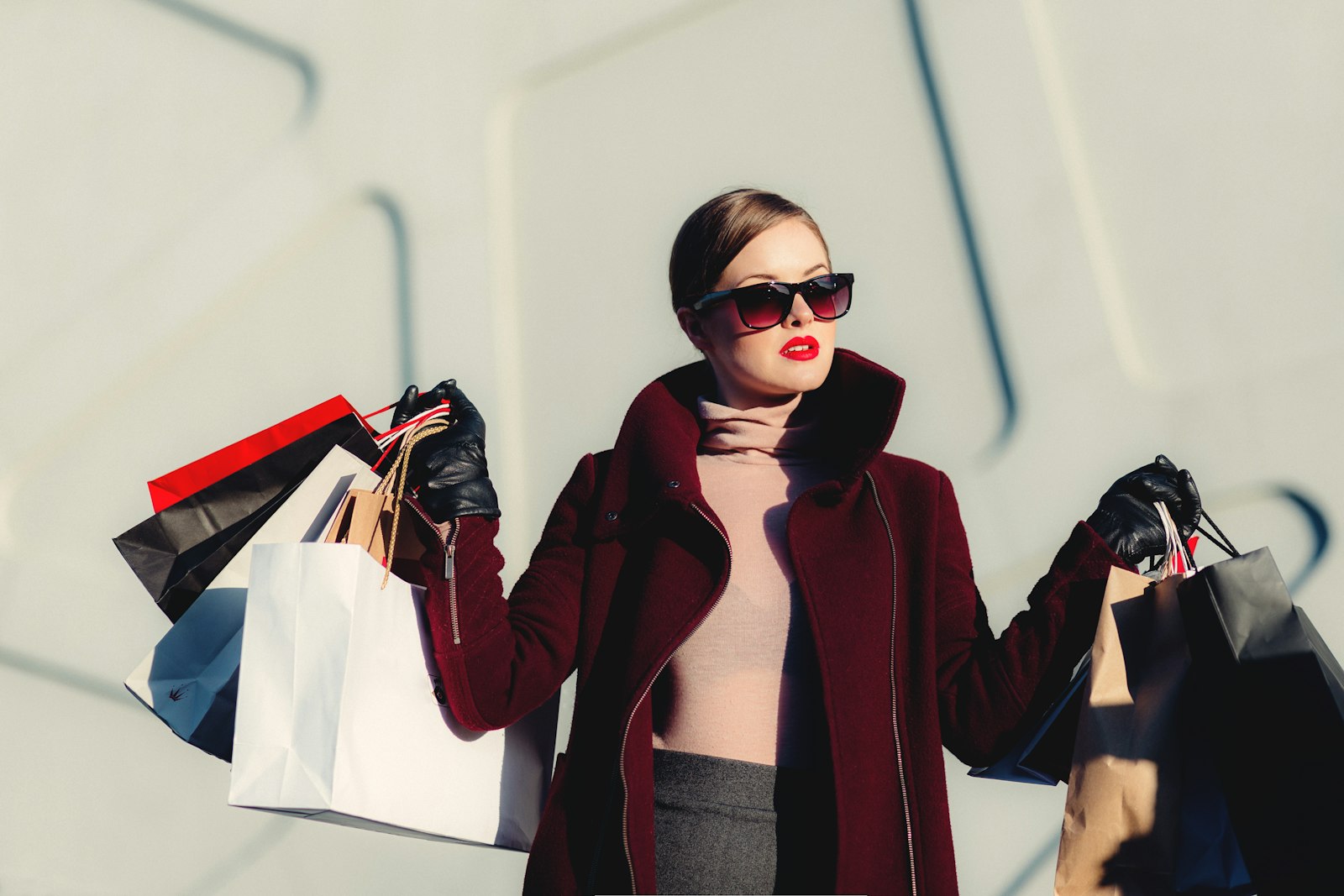Versandkartons und Modeartikel als Symbol für Online-Modehandel