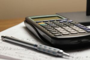 Geschäftsleute prüfen Finanzunterlagen für eine Unternehmensbewertung