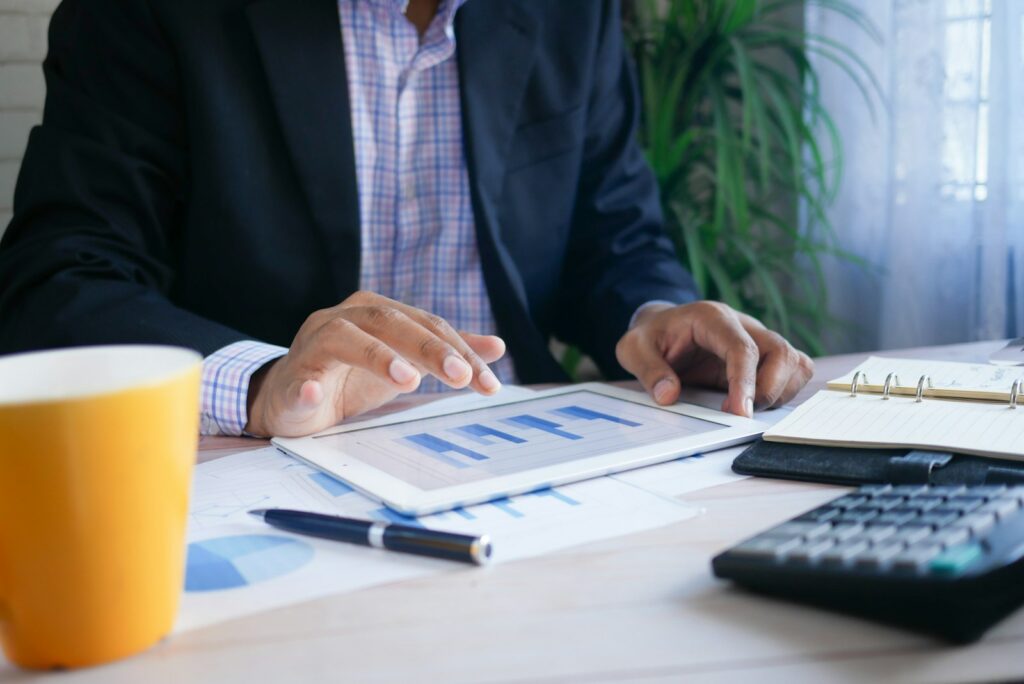 Finanzplanung mit Tabellen und Taschenrechner am Schreibtisch