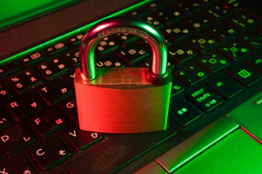 Symbolbild Cybersicherheit und Netzwerkschutz im Unternehmen