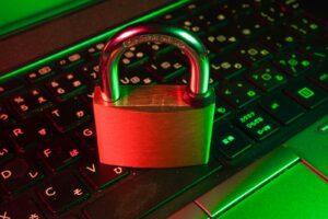 Symbolbild Cybersicherheit und Netzwerkschutz im Unternehmen