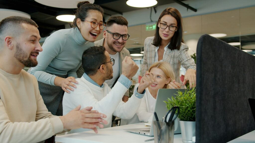 Team in einem modernen Büro als Symbol für die Arbeitgebermarke