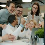 Team in einem modernen Büro als Symbol für die Arbeitgebermarke
