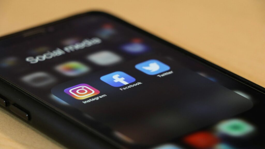 Smartphone mit Social-Media-Shopping-Funktion
