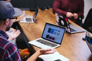 Mitarbeitende in einer Schulung zu künstlicher Intelligenz