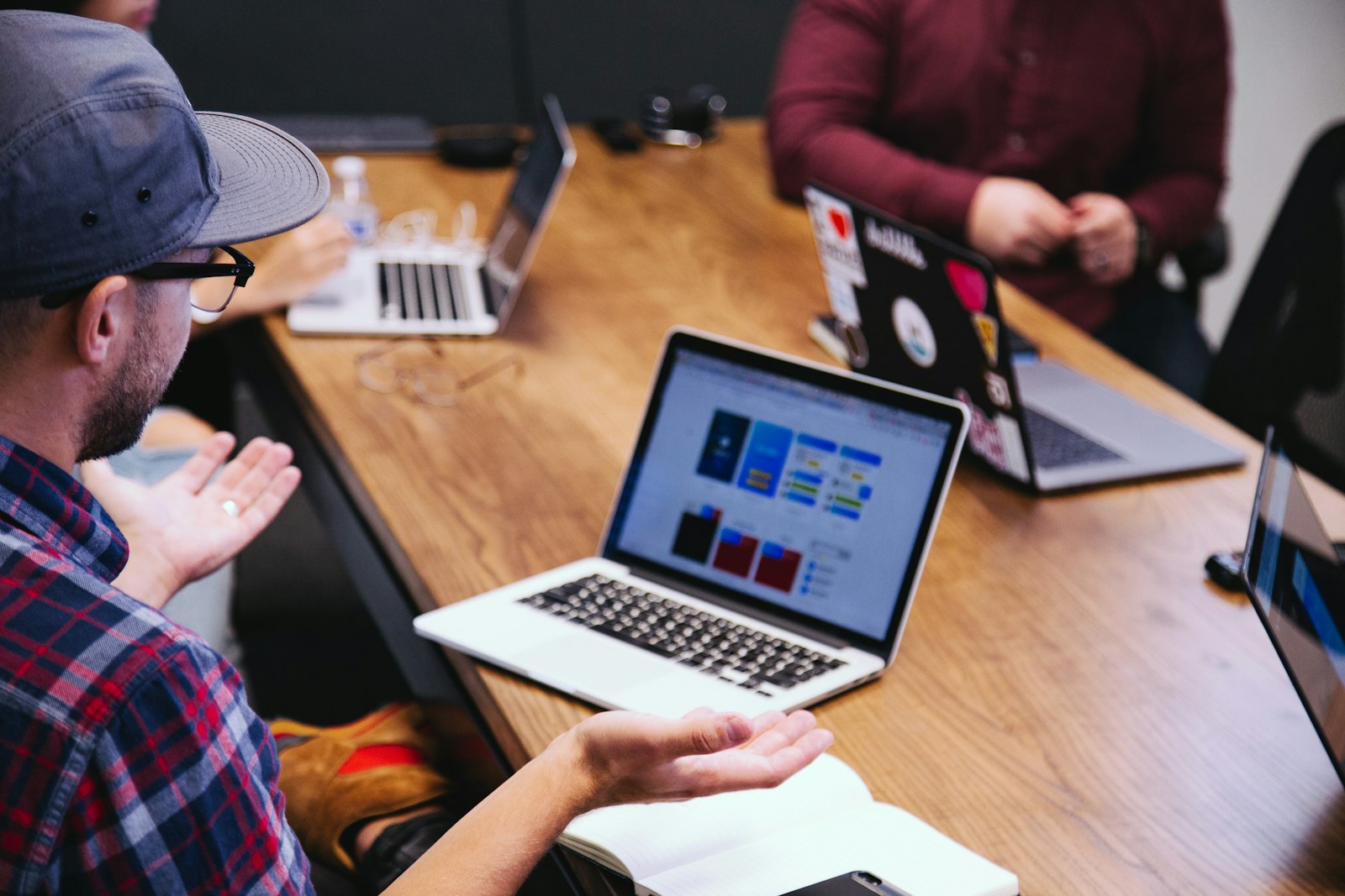 Mitarbeitende in einer Schulung zu künstlicher Intelligenz