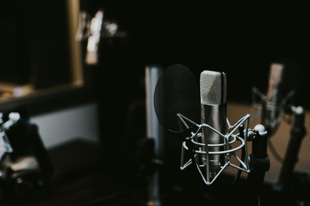 Podcast-Aufnahme mit Mikrofon im Studio
