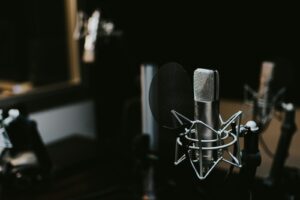 Podcast-Aufnahme mit Mikrofon im Studio