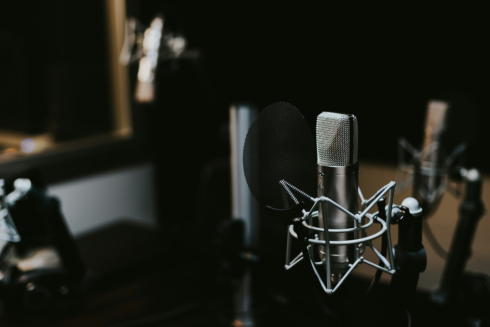 Podcast-Aufnahme mit Mikrofon im Studio