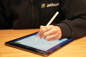 Digitale Unterschrift auf einem Tablet