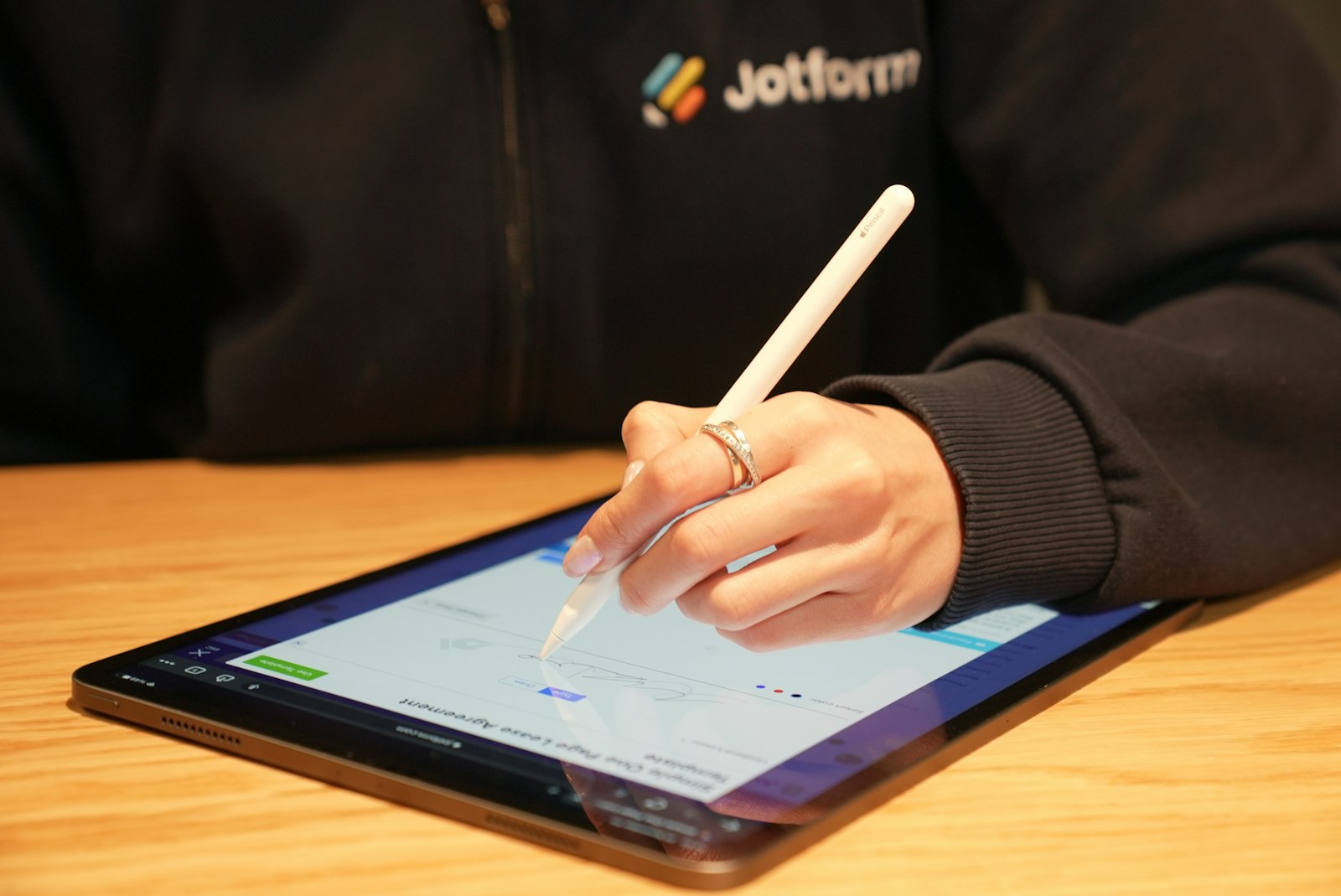 Digitale Unterschrift auf einem Tablet